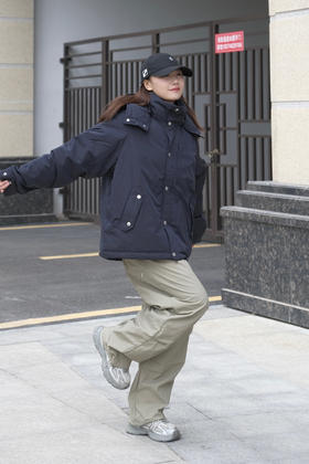 【可拆卸连帽羽绒服，灵活应对多变天气】✨