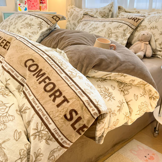 【巨舒适牛奶绒四件套；臻享温暖！】加绒保暖，暖意十足；舒适至臻，让你不想离床；双面设计，颜值与实用并存；牛奶绒面料，柔软亲肤；活性工艺印染，健康环保。冬日必备，别错过！ 商品图5