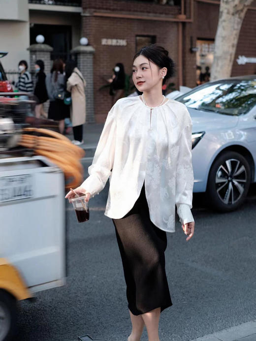 创业大礼包|宋锦散花纹夹棉外套+新中式丝绒微喇裤黑色+真丝压花圆领女上衣-珍珠白(梅兰竹菊纹样) 商品图7