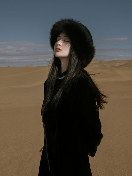 创业大礼包|石青色喜鹊纹宋锦水貂夹棉马甲+新中式立领系带丝绒鱼尾连衣裙黑色 商品图6