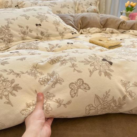 【巨舒适牛奶绒四件套；臻享温暖！】加绒保暖，暖意十足；舒适至臻，让你不想离床；双面设计，颜值与实用并存；牛奶绒面料，柔软亲肤；活性工艺印染，健康环保。冬日必备，别错过！ 商品图2