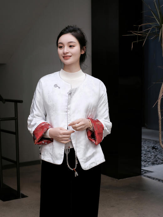 创业大礼包|宋锦散花纹夹棉外套+新中式丝绒微喇裤黑色+真丝压花圆领女上衣-珍珠白(梅兰竹菊纹样) 商品图3