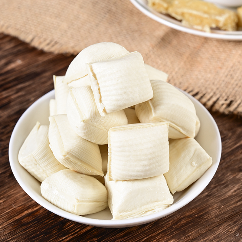 石屏包浆豆腐  古法工艺制作，豆腐细腻软嫩粒粒爆浆，再蘸上特有的黄辣椒蘸料，口味真的一绝