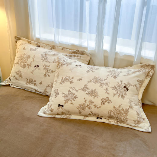 【巨舒适牛奶绒四件套；臻享温暖！】加绒保暖，暖意十足；舒适至臻，让你不想离床；双面设计，颜值与实用并存；牛奶绒面料，柔软亲肤；活性工艺印染，健康环保。冬日必备，别错过！ 商品图4