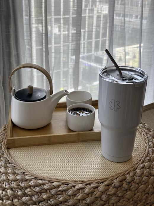 百年户外品牌【星花保温保冷随行杯】🔥 一次装满，满足整天的饮水需求， 省时省心 一杯双饮，自由切换 采用高品质304食品级不锈钢材质，安全耐用 🔸 商品图5