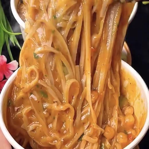 📢📢📢【土豆泥泥面】29.9/6桶⚡在家也能吃到了！碳水/土豆脑袋推❗ ✅土豆泥➕面条的全新搭配，双重碳水冲击味蕾 ✅酱多多、黏糊糊，每一根面条都裹满土豆泥🥔 ✅5分钟冲泡即食🔥免煮免洗 商品图3