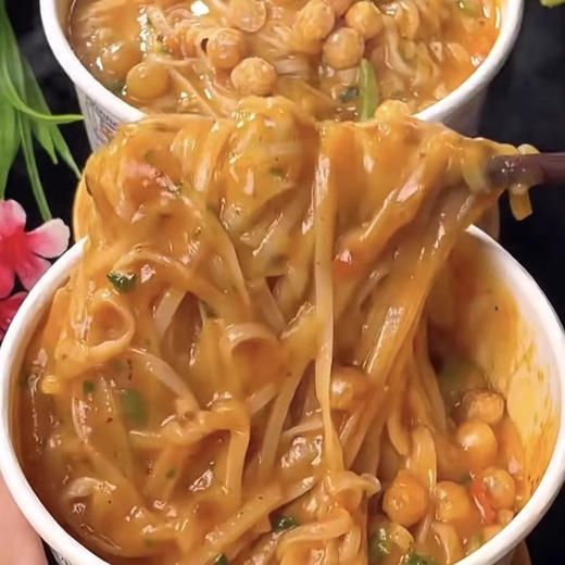 📢📢📢【土豆泥泥面】29.9/6桶⚡在家也能吃到了！碳水/土豆脑袋推❗ ✅土豆泥➕面条的全新搭配，双重碳水冲击味蕾 ✅酱多多、黏糊糊，每一根面条都裹满土豆泥🥔 ✅5分钟冲泡即食🔥免煮免洗 商品图5