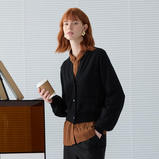 谜底V领针织开衫2025春季新品简约百搭短款毛衫长袖女士251MZ0335 商品图1