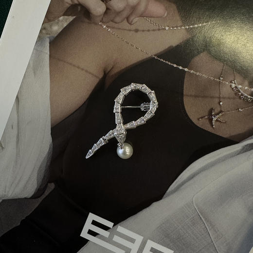 甄珠贝 蛇年灵蛇胸针上新款 ji光淡水7-8mm 正圆强光基本无暇 尾部很灵动 商品图0