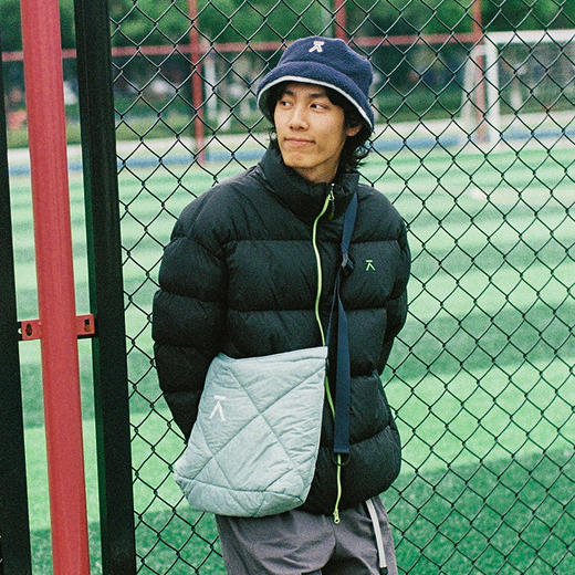 【品牌直发】ACMEITEM爱棵米户外轻量绗棉斜挎包防泼水防污大容量可调节骑行包 -GAF3510434G 商品图1