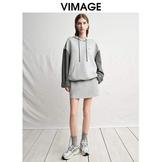 VIMAGE纬漫纪宽松休闲显瘦落肩拼接连帽灰色百搭卫衣2025春季新款V2313901 商品图1