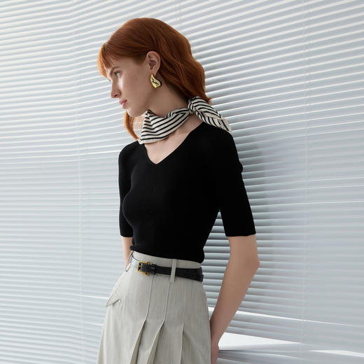 谜底V领套头针织衫短袖女2025春新品修身极简风上衣短袖251MZ0389 商品图1