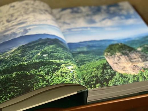 《行经千折水:丝绸之路上的麦积奇观》，中国大运河博物馆编，16开，平脊布面，精装，356页，上海书画出版社2024年11月一版一印。定价368，售价288元。 商品图2