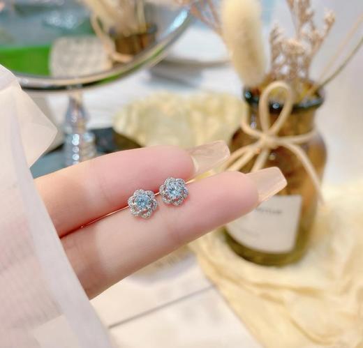 卡蒂罗KADER 花未央耳钉 轻奢小众设计 浪漫甜美款闪耀 S925银 耳钉 女款 礼盒款 商品图3