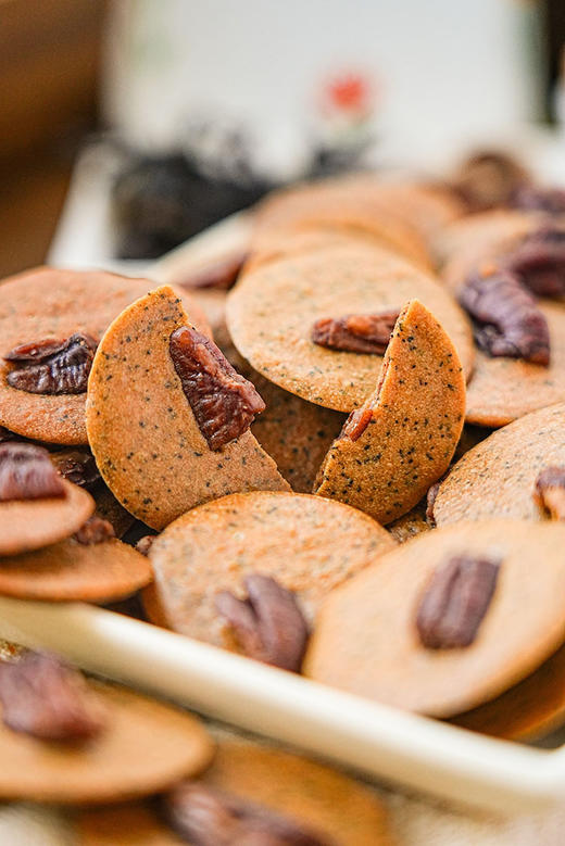 //【一方云拾奶香小脆】新品 怎么办❗一直惦记的零食🤩碧根果含量≥35%！‼️仿佛是饼干版坚果奶茶🧋大颗坚果碰上轻脆红茶小饼！脆上加脆，营养加倍！  商品图4