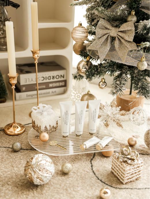 ❄︎🎄【独特艾琳圣诞护手霜礼盒】圣诞送礼都进来看！氛围感拉满的圣诞礼盒✨blingbling好看！ ✅4款护手霜礼盒可选：馥润手护、沁心手护、指尖柔润、指尖浪漫 国货个护TOP！ 商品图1