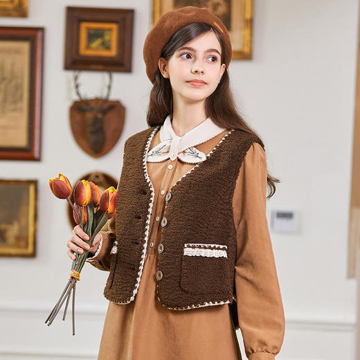 Famecoco范可儿V领贝壳绣外穿马甲女款秋冬FAB8CA003 商品图3