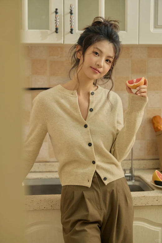 独家高定制0日本岛精一线成衣美利奴 无缝羊毛开衫!质感高级不拉跨，上身好美好 温柔 初秋法式慵懒风穿搭【干吉娜Chigina.羊毛开 衫]开团价 89元直接拿下! 商品图2