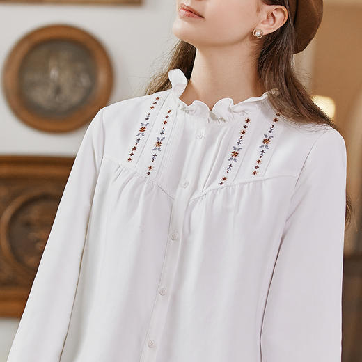 Famecoco范可儿荷叶边立领绣花衬衣减龄冬FAB8BH005 商品图3