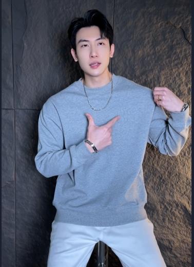 WY484秋冬季时尚个性纯色立体字母圆领套头卫衣休闲百搭运动上衣 商品图0