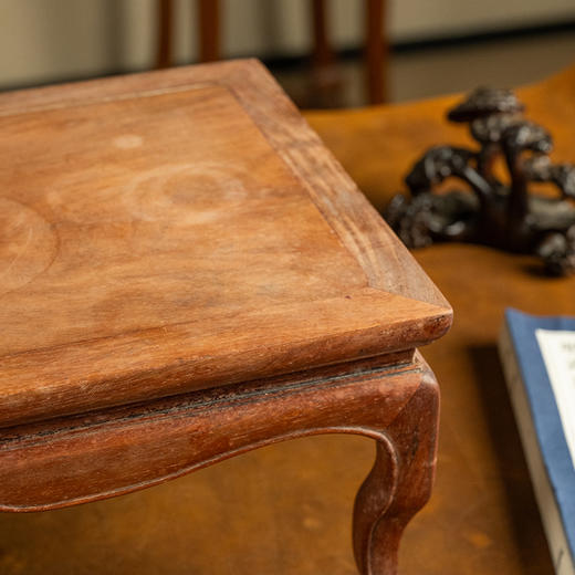 清 黄花梨束腰三弯腿案上几摆件 商品图3