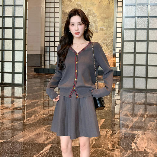 奢姿大码女装2025冬季减龄百褶套装胖妹妹V领上衣半裙针织两件套9644969278 商品图4