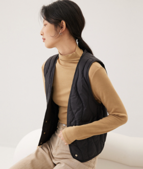 老米优品🎈3-5天！90白鸭绒，轻薄款《简约设计绗缝V领羽绒马甲》人手一件的bi备单品！