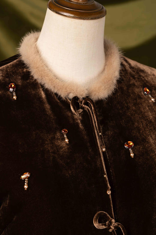 荷言HEYEN 小凯司令 真丝丝绒夹棉对襟苏手工外套宝宝款 商品图2