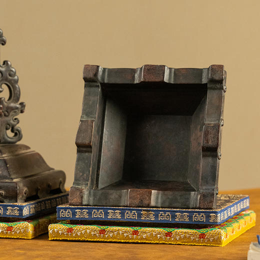 清中期 黄花梨透雕螭龙纹站牙烛台（一对） 商品图4