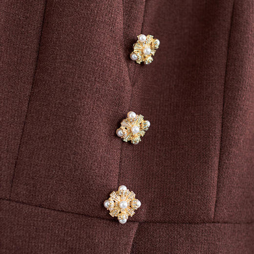 【高货wl】全新升级【铂金会员441/天猫589/差价148】(02549) 洛诗琳法式轻奢时髦圆领钉珠针织上衣时尚半身裙两件套 商品图4