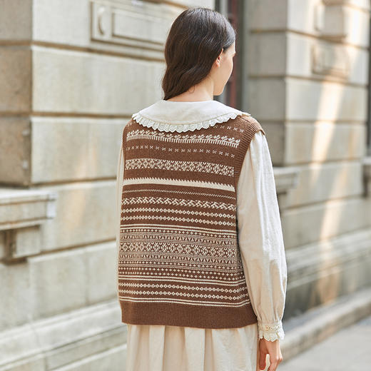 Famecoco范可儿女士v领提花毛衣马甲背心FAB8CA023 商品图2