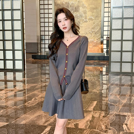 奢姿大码女装2025冬季减龄百褶套装胖妹妹V领上衣半裙针织两件套9644969278 商品图2