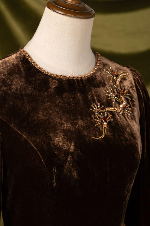 荷言HEYEN 松下问君 真丝丝绒纯手工松树钉珠绣连衣裙高级定制 商品图2