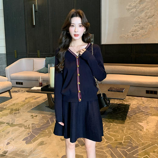 奢姿大码女装2025冬季减龄百褶套装胖妹妹V领上衣半裙针织两件套9644969278 商品图1