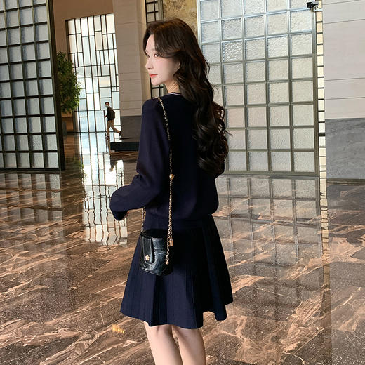 奢姿大码女装2025冬季减龄百褶套装胖妹妹V领上衣半裙针织两件套9644969278 商品图3