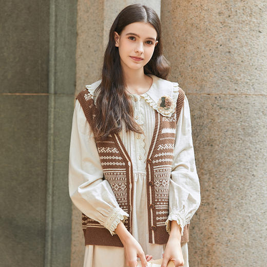 Famecoco范可儿女士v领提花毛衣马甲背心FAB8CA023 商品图1