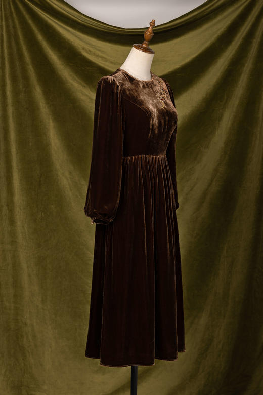 荷言HEYEN 松下问君 真丝丝绒纯手工松树钉珠绣连衣裙高级定制 商品图1