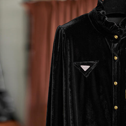 【高货wl】全新升级【铂金会员220/天猫299/差价79】(02317) 洛诗琳时髦复古文艺风高级感木耳边三角标装饰丝绒衬衫 商品图2