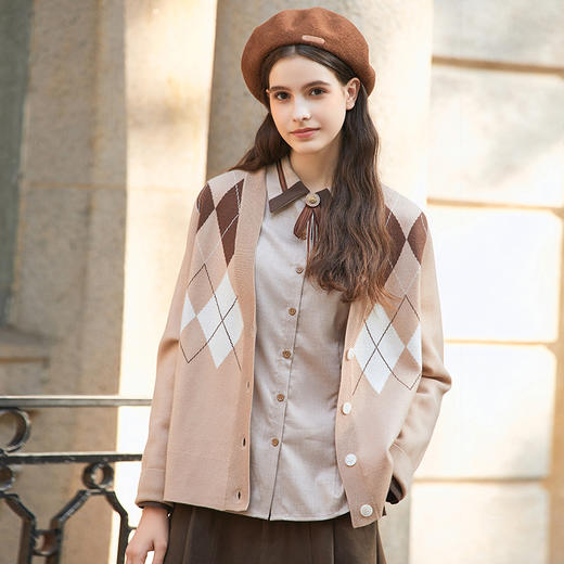 Famecoco范可儿女士v领经典菱格针织开衫外套冬款FAB8DE042 商品图1