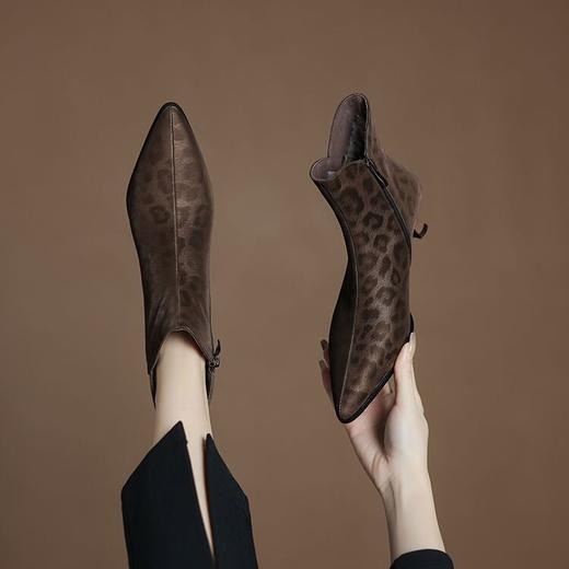 【预售5天】冬季保暖新款粗跟尖头头层牛皮豹纹羊羔毛短靴雪地靴JLY&18-512 商品图1