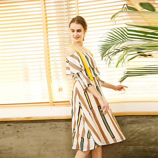 oldcolour欧珂荷叶边宽松收腰露肩一字肩吊带连衣裙雪纺中长款 商品图2