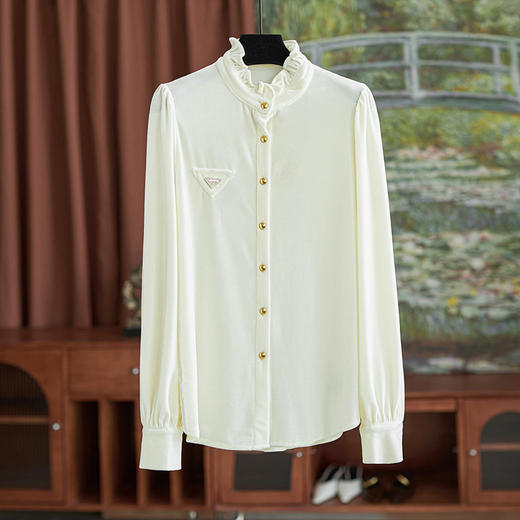 【高货wl】全新升级【铂金会员220/天猫299/差价79】(02317) 洛诗琳时髦复古文艺风高级感木耳边三角标装饰丝绒衬衫 商品图0