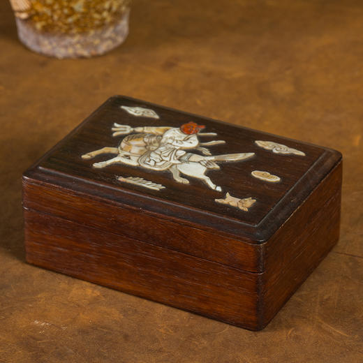 清 红木嵌螺钿狩猎图人物盖盒 商品图1