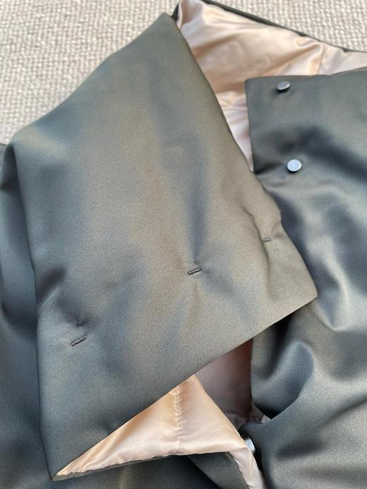 1214-5 亏清无退换 仅剩黑白双面 意大利小狗头 正品 色丁绸缎 超轻盈鹅绒面包羽绒服 商品图8