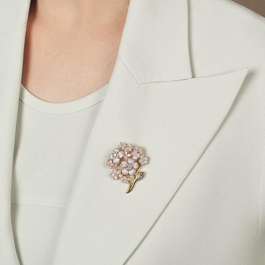 2楼Fellala/翡拉拉「美颂」系列原创优雅绣球花胸针货号924395510吊牌价999现价899 商品图1