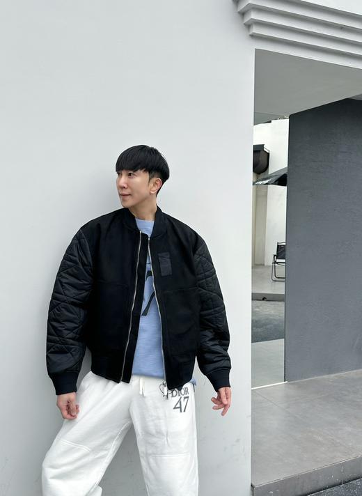 D家 早春新款 黑色麂皮 标志性藤格纹袖 拉链款短夹克外套 商品图1