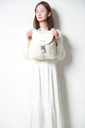 白色与黑色一起，水桶抽绳背包。10L大容量拉链瑜伽双肩包A121488