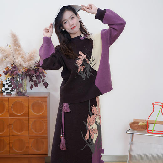 两三事紫月山云2024冬新款花卉图案毛球装饰毛织两件套女时尚套装 商品图3
