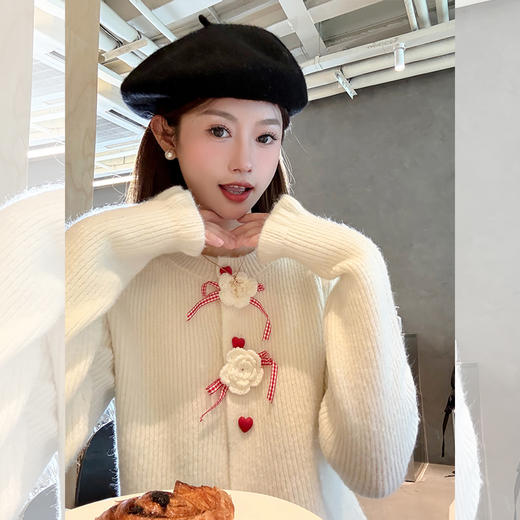 <曾小咸推荐> 米杏色爱心扣子毛衣 商品图0