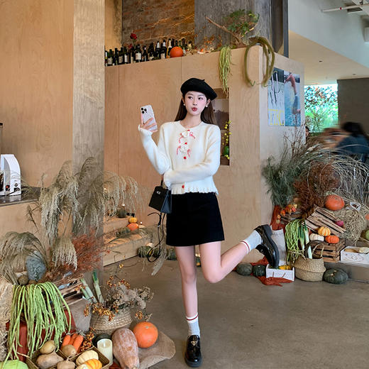 <曾小咸推荐> 米杏色爱心扣子毛衣 商品图1